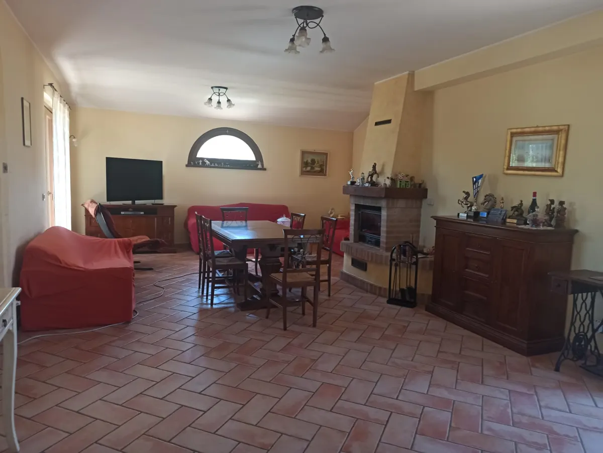 Casale marchigiano ristrutturato, immerso nel verde con terreno di mq. 21.600 piantumato ad ulivi e alberi da frutto e ampio annesso da trasformare in civile abitazione · foto 24