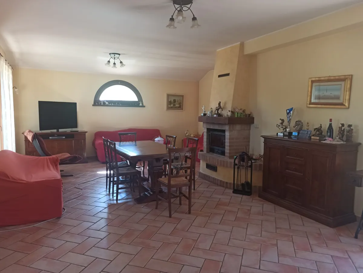 Casale marchigiano ristrutturato, immerso nel verde con terreno di mq. 21.600 piantumato ad ulivi e alberi da frutto e ampio annesso da trasformare in civile abitazione · foto 10