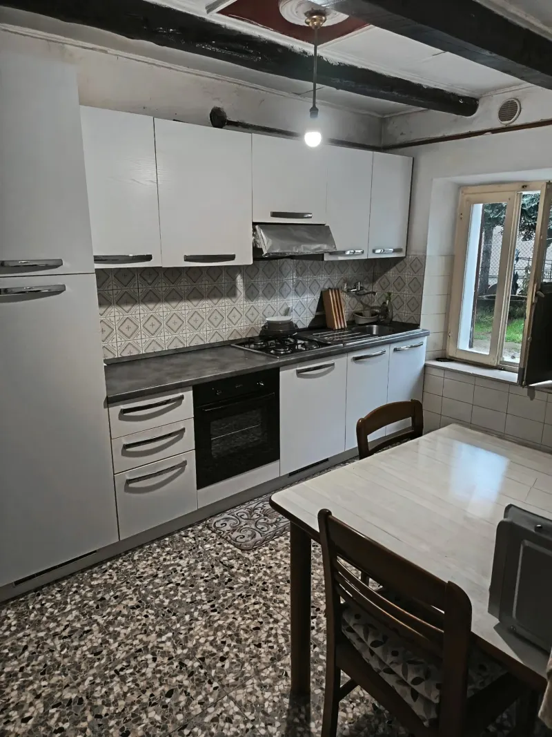 Casa semi-indipendente di 100mq Cielo Terra, su più livelli con 250 mq Corte/Giardino, P. Auto. Garage circa 25 mq Recintata. a Civitanova Marche