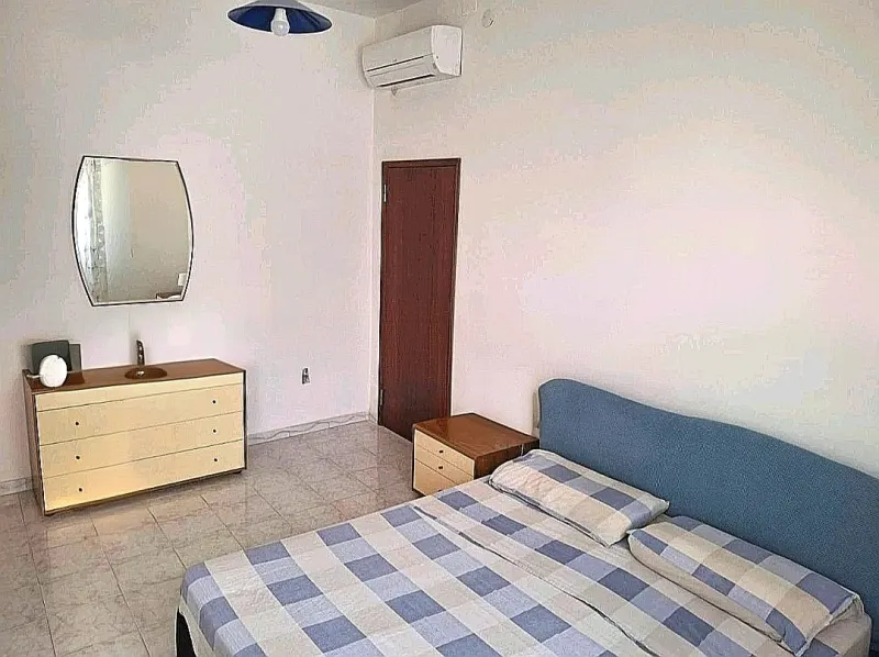 Appartamento di 75Mq H.310, Ingresso,Soggiorno, Cucina, Bagno. Ampia Corte con GARAGE di 25Mq. a Civitanova Marche