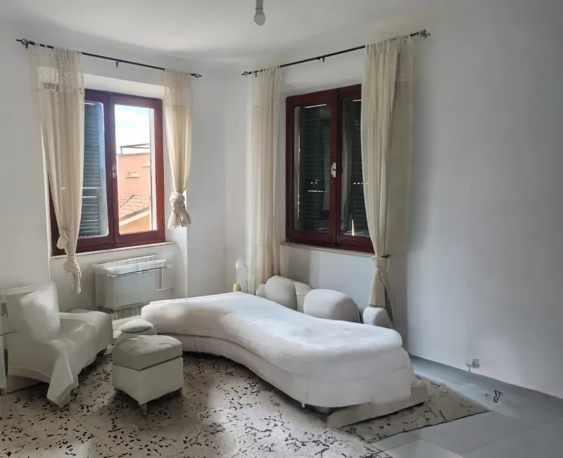 Appartamento 2°P 120Mq, 2 balconi da 10 Mq ognuno, Soggiorno;Cucina,3 Camere M.,2bagni. · foto 4