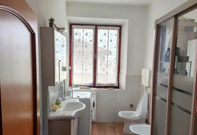 Appartamento 2°P 120Mq, 2 balconi da 10 Mq ognuno, Soggiorno;Cucina,3 Camere M.,2bagni. · foto 5