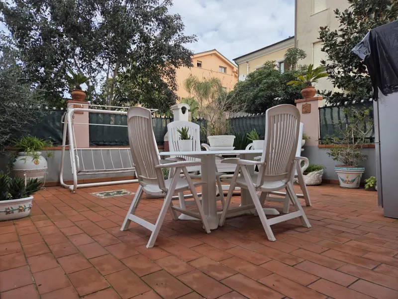Abitazione indipendente frontemare, zona nord, su due livelli piu' rustico e giardino a Civitanova Marche