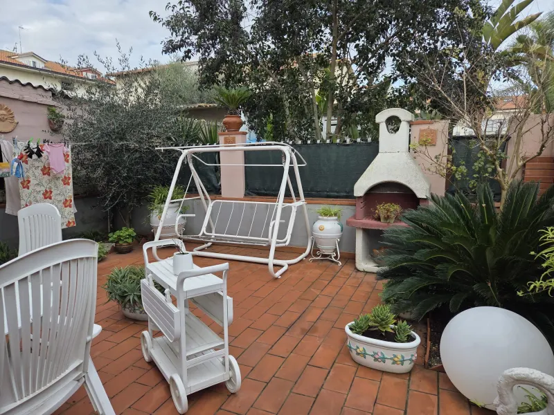 Abitazione indipendente frontemare, zona nord, su due livelli piu' rustico e giardino · foto 3