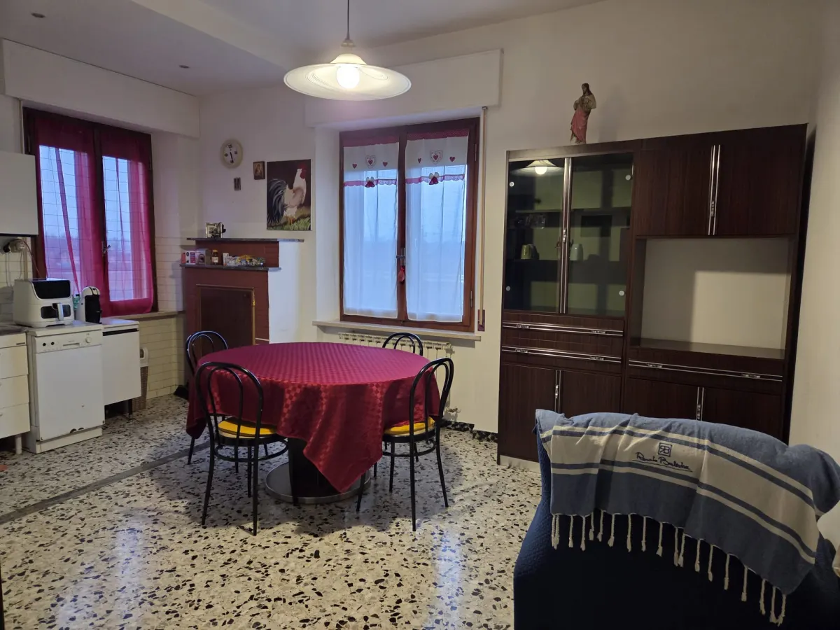 Appartamento ampia metratura in bifamigliare, secondo piano senza ascensore con piccolo garage, soffitta e corte. · foto 1