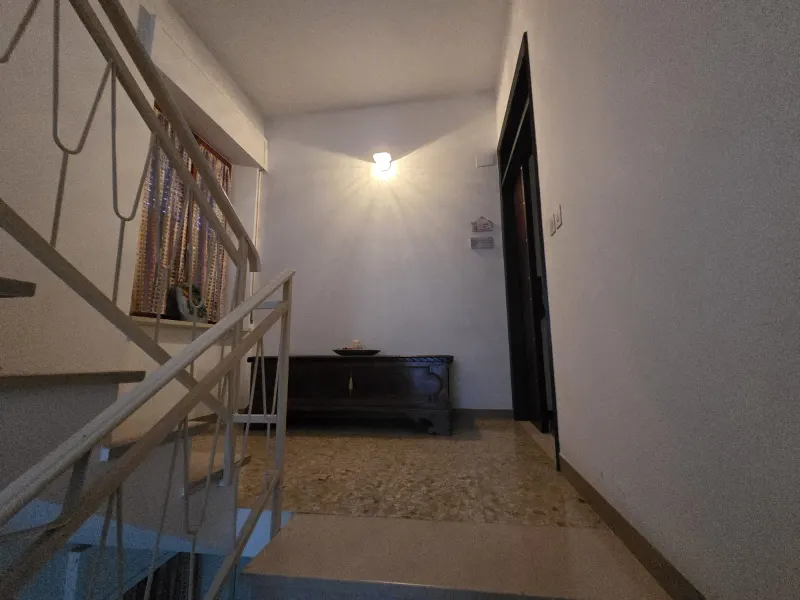 Appartamento ampia metratura in bifamigliare, secondo piano senza ascensore con piccolo garage, soffitta e corte. · foto 2