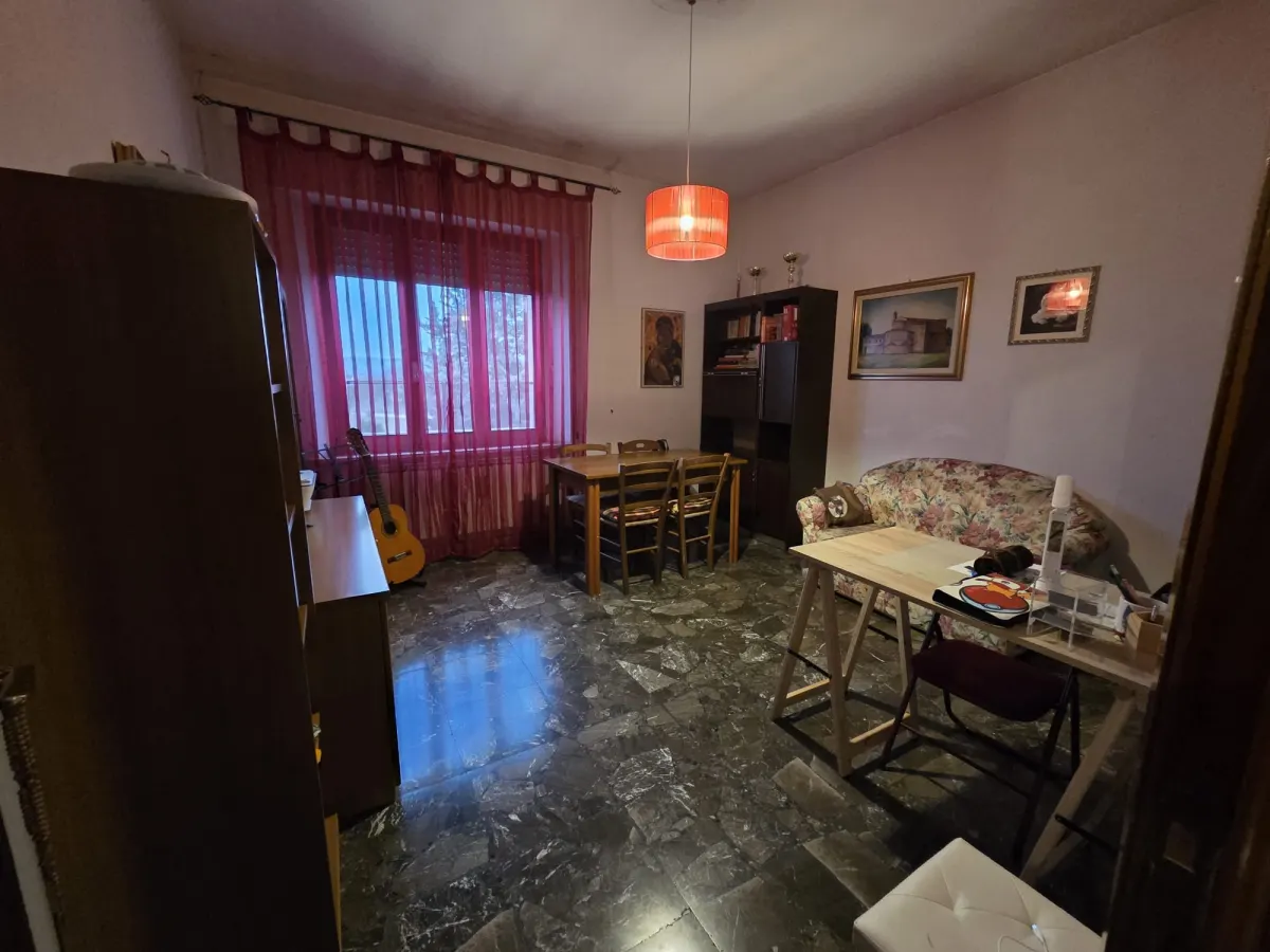 Appartamento ampia metratura in bifamigliare, secondo piano senza ascensore con piccolo garage, soffitta e corte. · foto 13