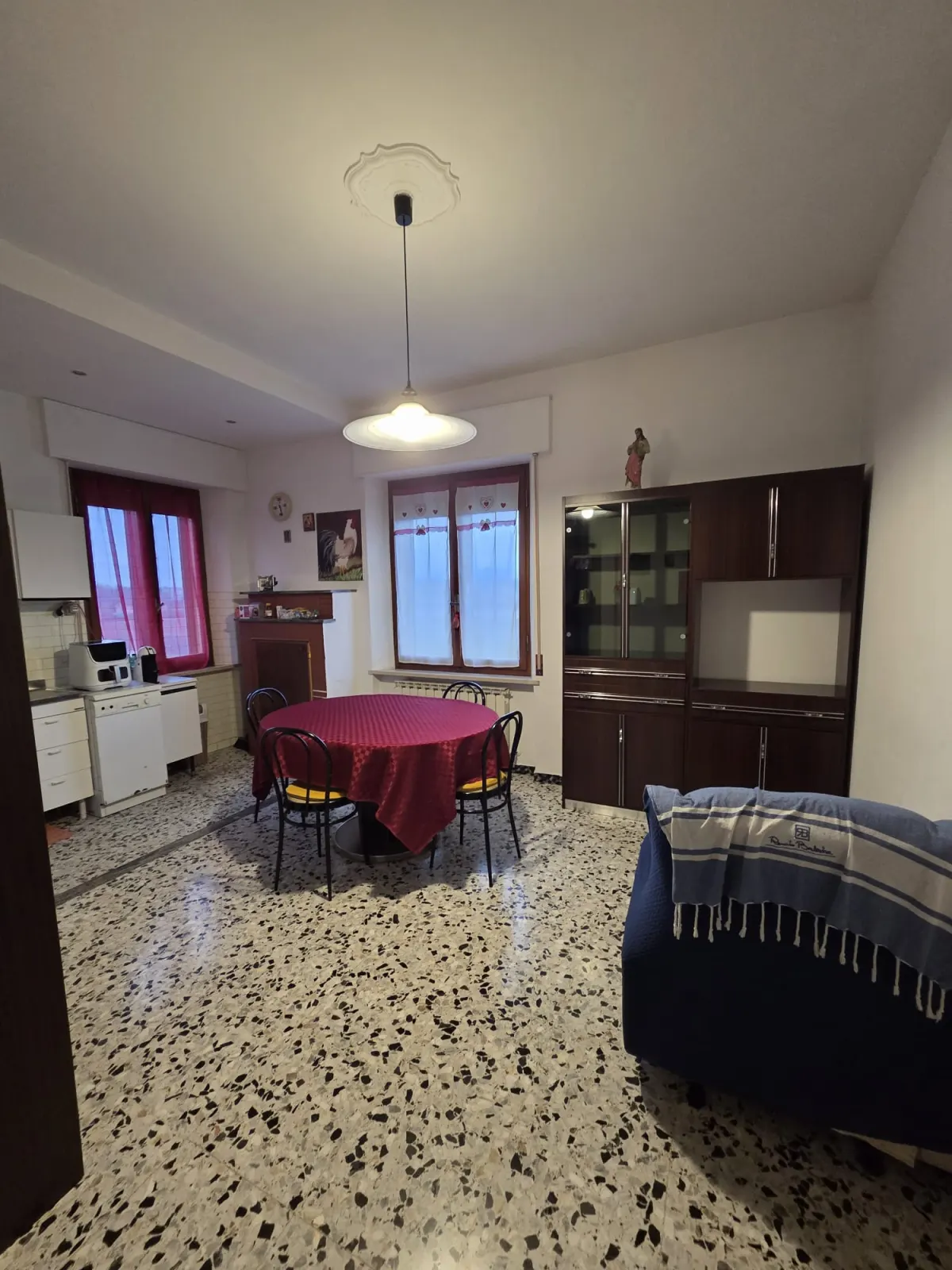 Appartamento ampia metratura in bifamigliare, secondo piano senza ascensore con piccolo garage, soffitta e corte. · foto 16