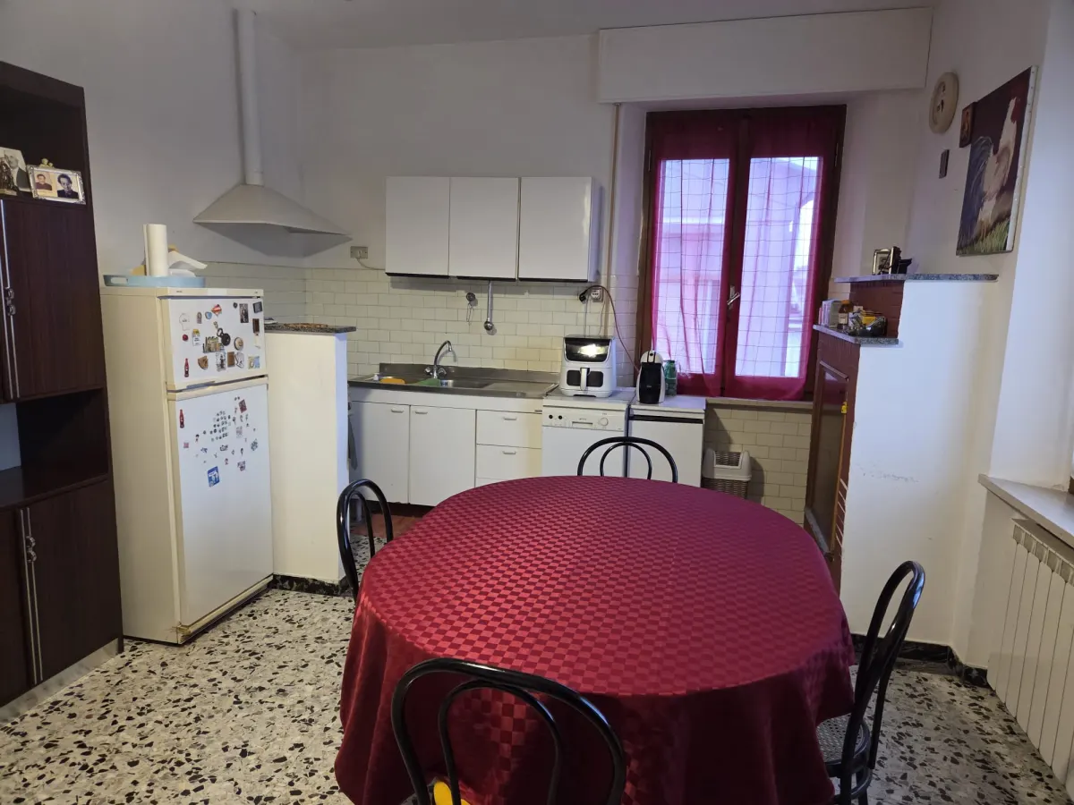 Appartamento ampia metratura in bifamigliare, secondo piano senza ascensore con piccolo garage, soffitta e corte. · foto 17
