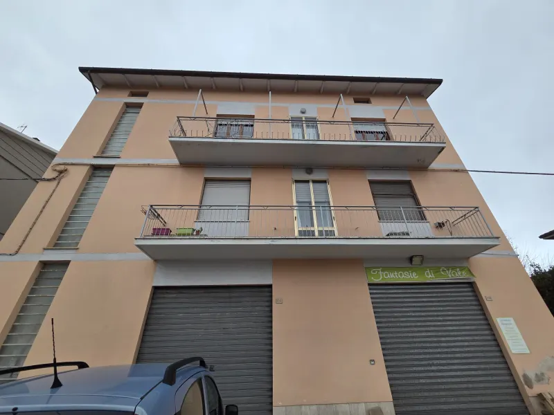 Appartamento ampia metratura in bifamigliare, secondo piano senza ascensore con piccolo garage, soffitta e corte. · foto 3