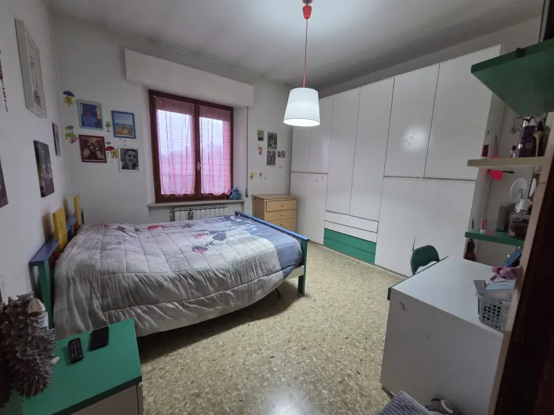 Appartamento ampia metratura in bifamigliare, secondo piano senza ascensore con piccolo garage, soffitta e corte. · foto 4