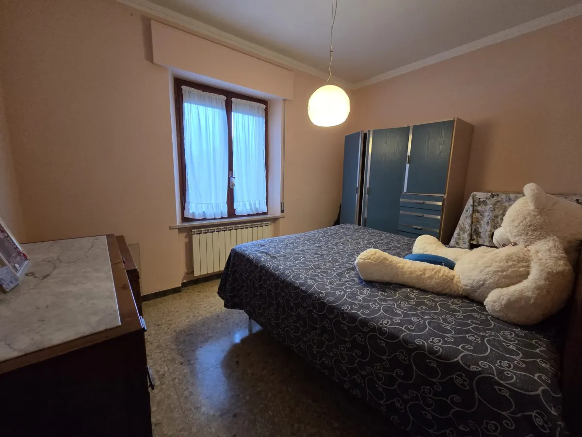 Appartamento ampia metratura in bifamigliare, secondo piano senza ascensore con piccolo garage, soffitta e corte. · foto 8