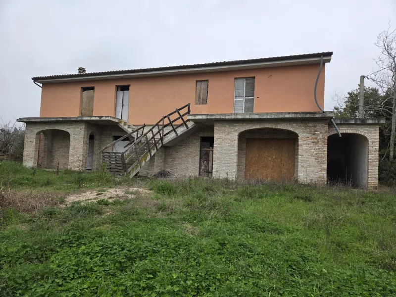 Casale da ultimare con terreno a Montecosaro