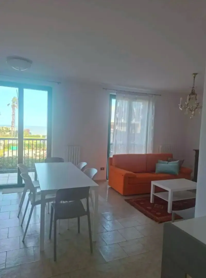 Appartamento 120 mq prima fila mare con parcheggio auto privato. Soluzione predisposta per dividere in due appartamenti a Porto Sant'Elpidio