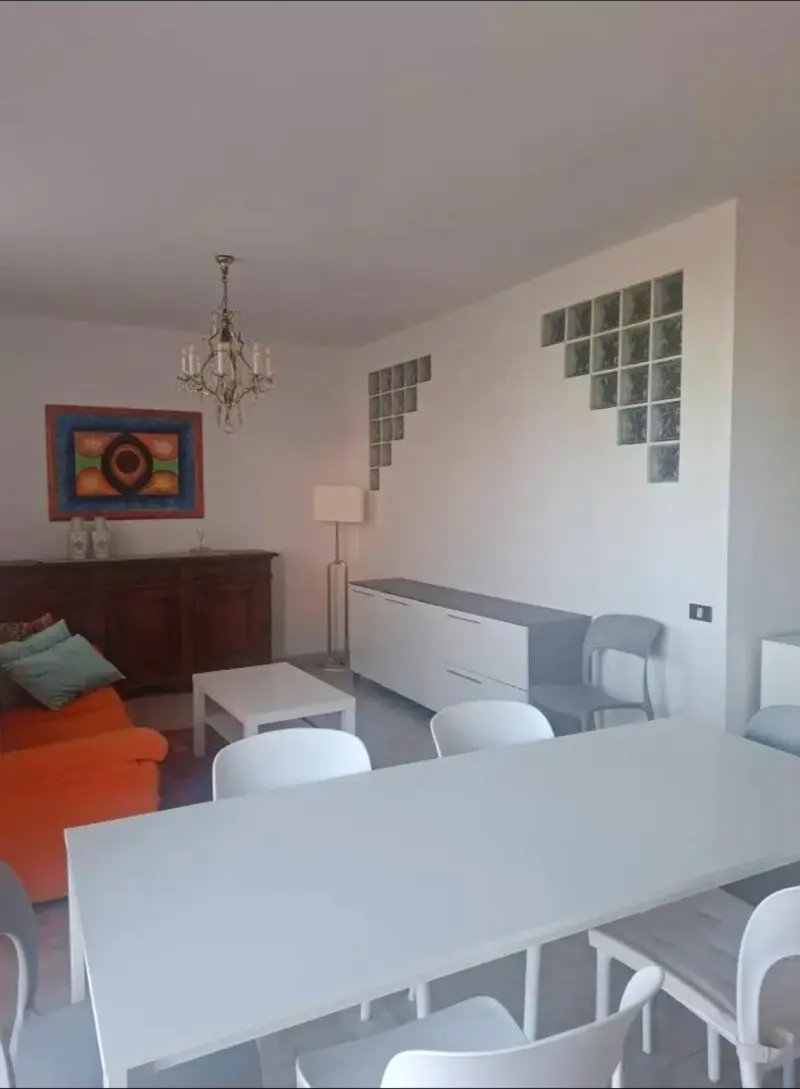 Appartamento 120 mq prima fila mare con parcheggio auto privato. Soluzione predisposta per dividere in due appartamenti · foto 2