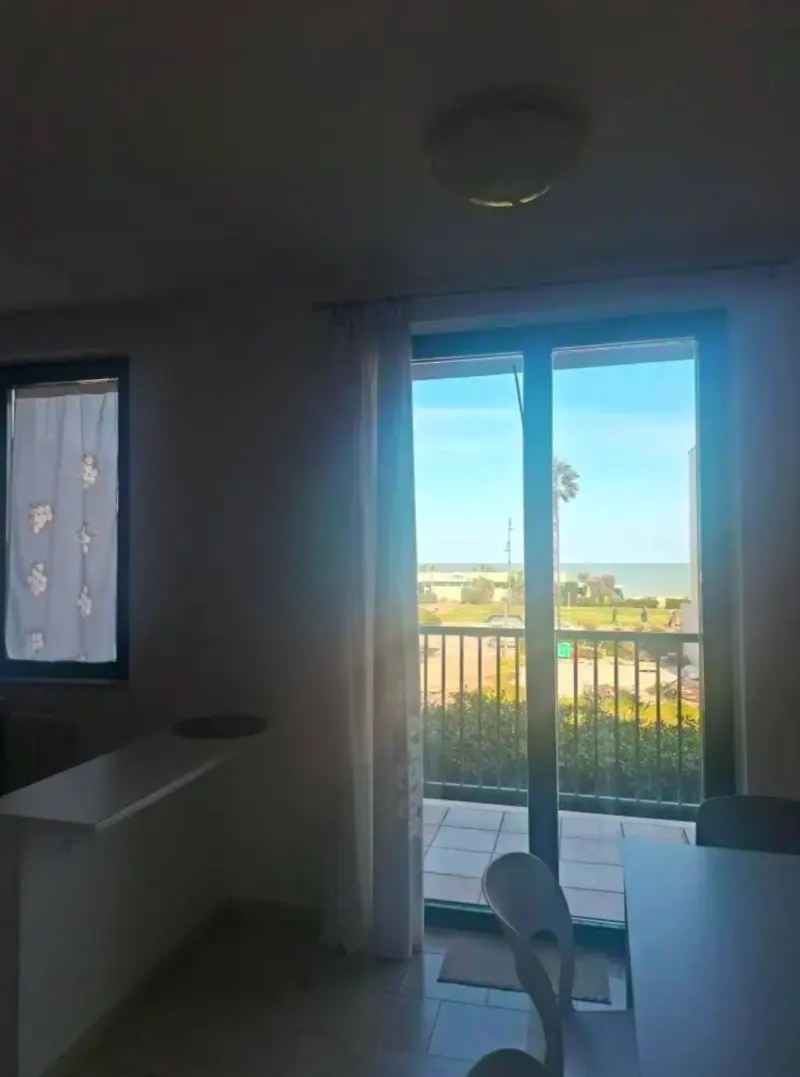 Appartamento 120 mq prima fila mare con parcheggio auto privato. Soluzione predisposta per dividere in due appartamenti · foto 3