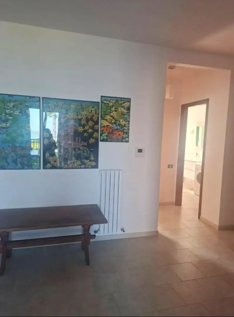 Appartamento 120 mq prima fila mare con parcheggio auto privato. Soluzione predisposta per dividere in due appartamenti · foto 4