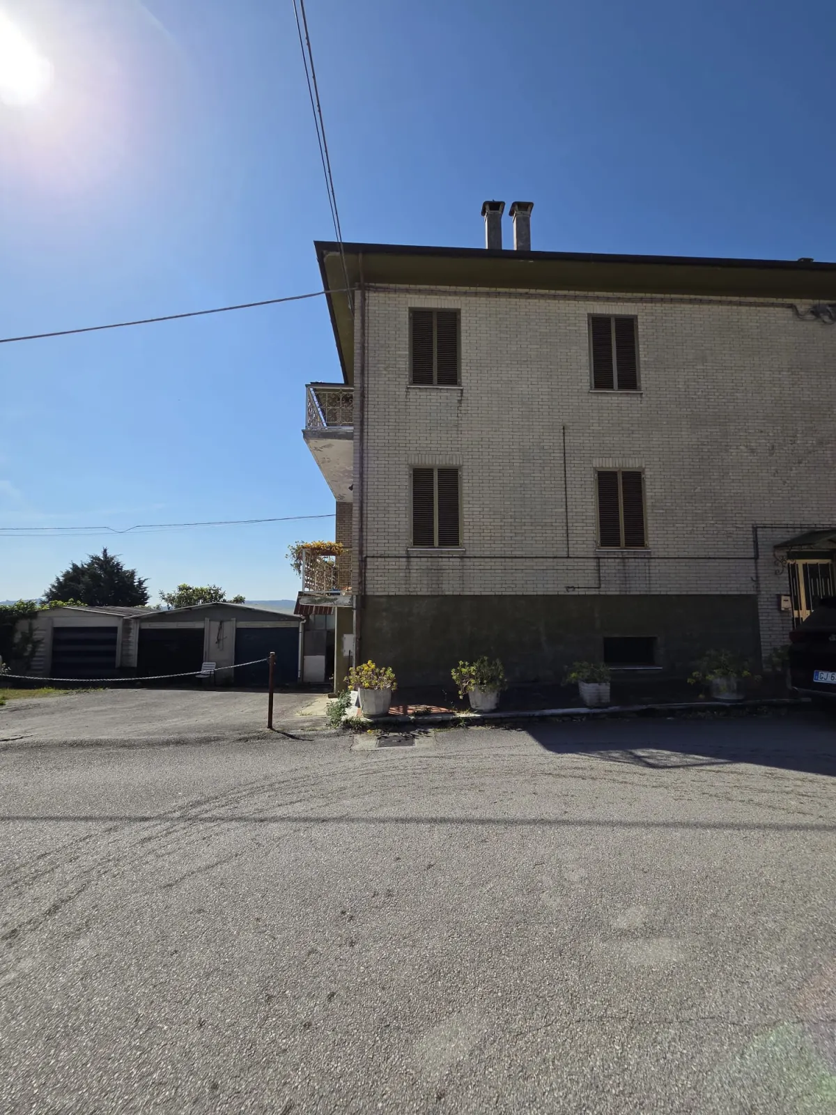 Abitazione indipendente di ampia metratura diviso 3 appartamenti con 3 garage e laboratorio di mq. 100 trasformabile in civile abitazione, corte e giardino. Da ristrutturare Da ristrutturare · foto 1