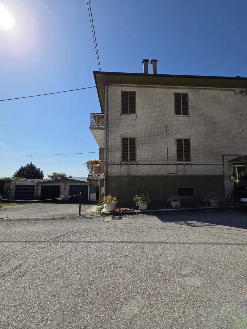 Abitazione indipendente di ampia metratura diviso 3 appartamenti con 3 garage e laboratorio di mq. 100 trasformabile in civile abitazione, corte e giardino.  Da ristrutturare Da ristrutturare a Mogliano