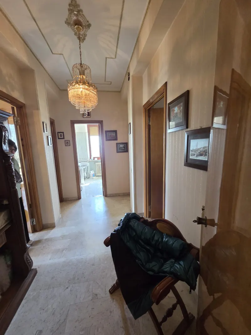 Abitazione indipendente di ampia metratura diviso 3 appartamenti con 3 garage e laboratorio di mq. 100 trasformabile in civile abitazione, corte e giardino. Da ristrutturare Da ristrutturare · foto 2