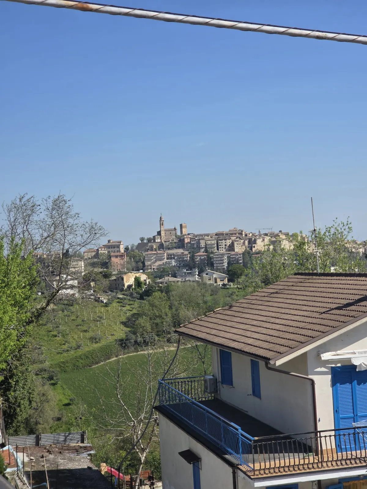 Abitazione indipendente di ampia metratura diviso 3 appartamenti con 3 garage e laboratorio di mq. 100 trasformabile in civile abitazione, corte e giardino.  Da ristrutturare Da ristrutturare · foto 12