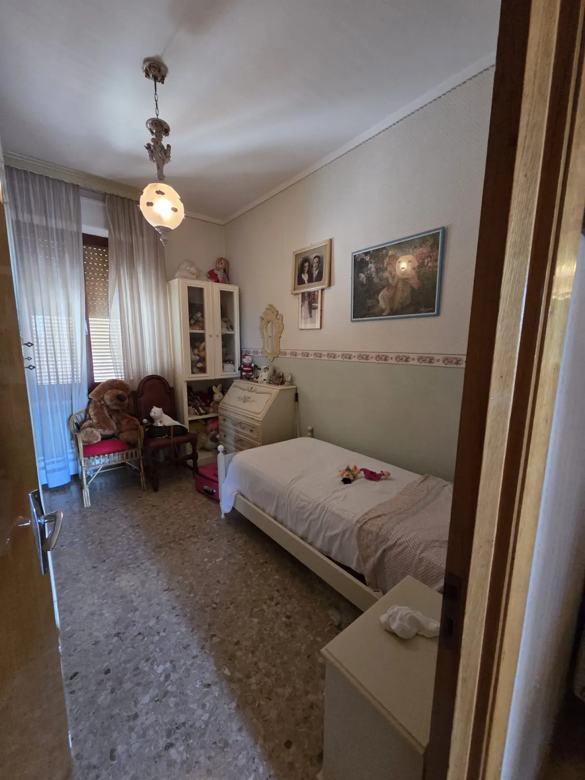 Abitazione indipendente di ampia metratura diviso 3 appartamenti con 3 garage e laboratorio di mq. 100 trasformabile in civile abitazione, corte e giardino.  Da ristrutturare Da ristrutturare · foto 14