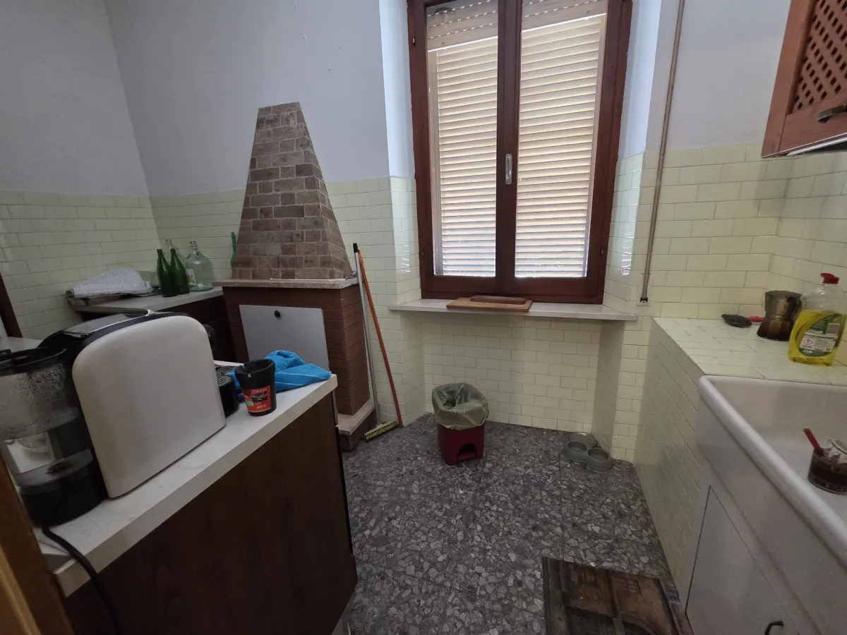 Abitazione indipendente di ampia metratura diviso 3 appartamenti con 3 garage e laboratorio di mq. 100 trasformabile in civile abitazione, corte e giardino.  Da ristrutturare Da ristrutturare · foto 16