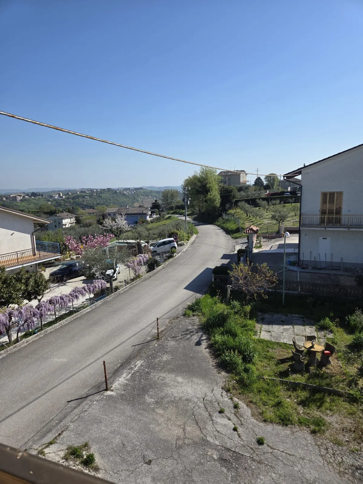 Abitazione indipendente di ampia metratura diviso 3 appartamenti con 3 garage e laboratorio di mq. 100 trasformabile in civile abitazione, corte e giardino.  Da ristrutturare Da ristrutturare · foto 18