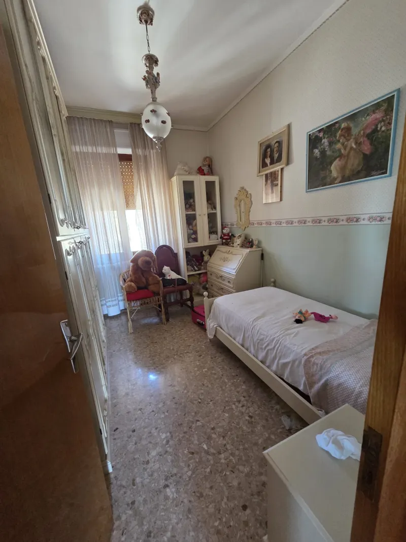 Abitazione indipendente di ampia metratura diviso 3 appartamenti con 3 garage e laboratorio di mq. 100 trasformabile in civile abitazione, corte e giardino. Da ristrutturare Da ristrutturare · foto 3