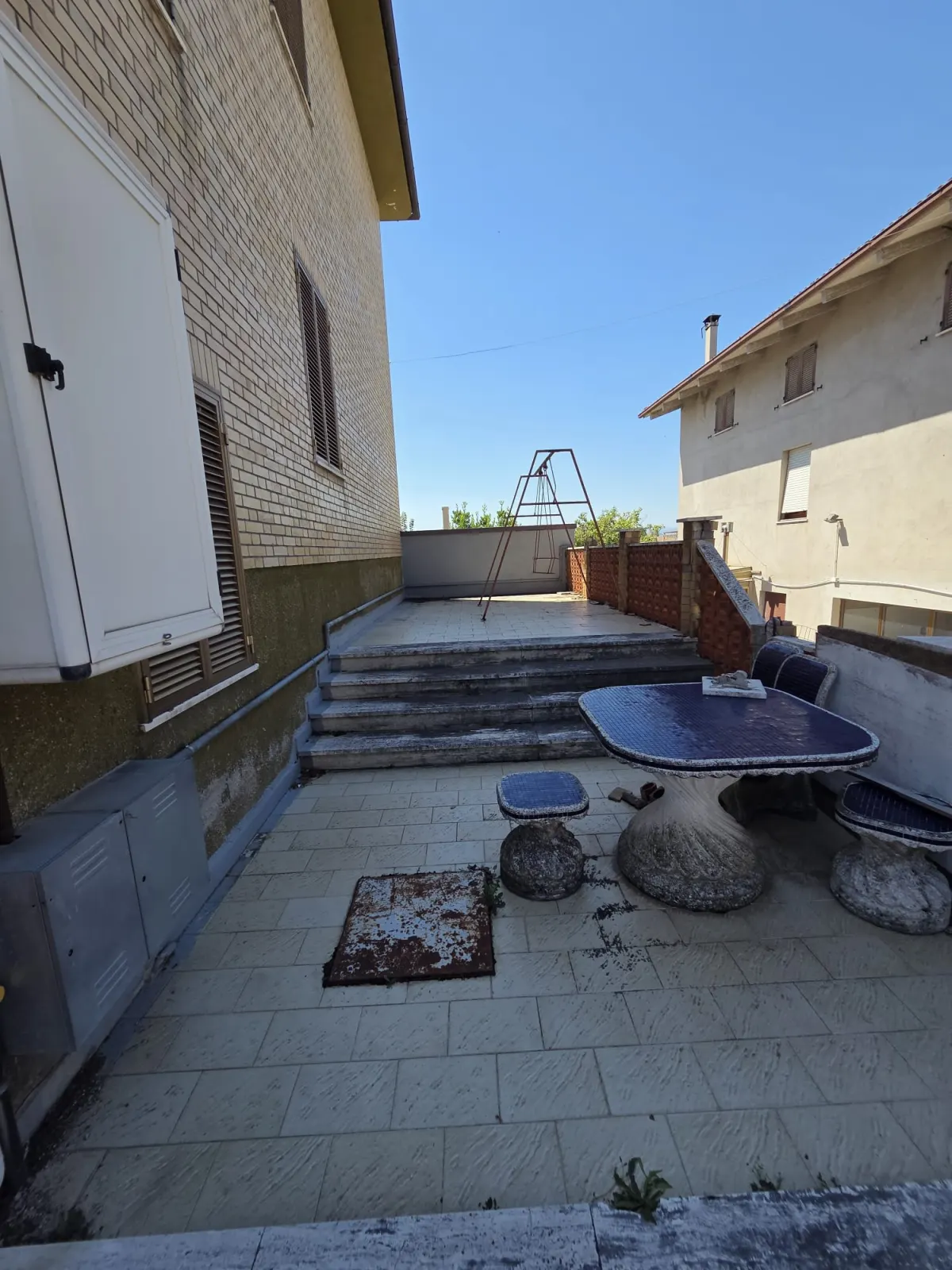 Abitazione indipendente di ampia metratura diviso 3 appartamenti con 3 garage e laboratorio di mq. 100 trasformabile in civile abitazione, corte e giardino.  Da ristrutturare Da ristrutturare · foto 22