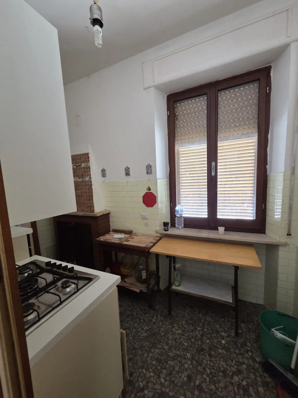 Abitazione indipendente di ampia metratura diviso 3 appartamenti con 3 garage e laboratorio di mq. 100 trasformabile in civile abitazione, corte e giardino.  Da ristrutturare Da ristrutturare · foto 23