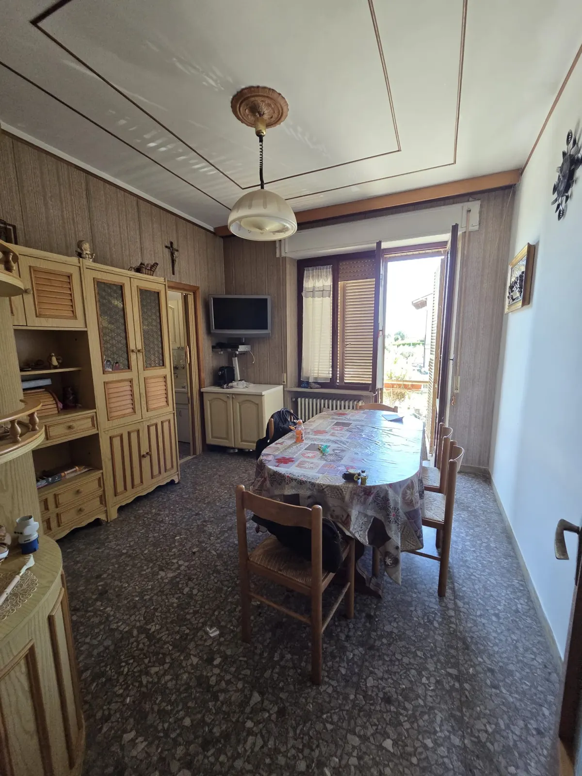 Abitazione indipendente di ampia metratura diviso 3 appartamenti con 3 garage e laboratorio di mq. 100 trasformabile in civile abitazione, corte e giardino.  Da ristrutturare Da ristrutturare · foto 25