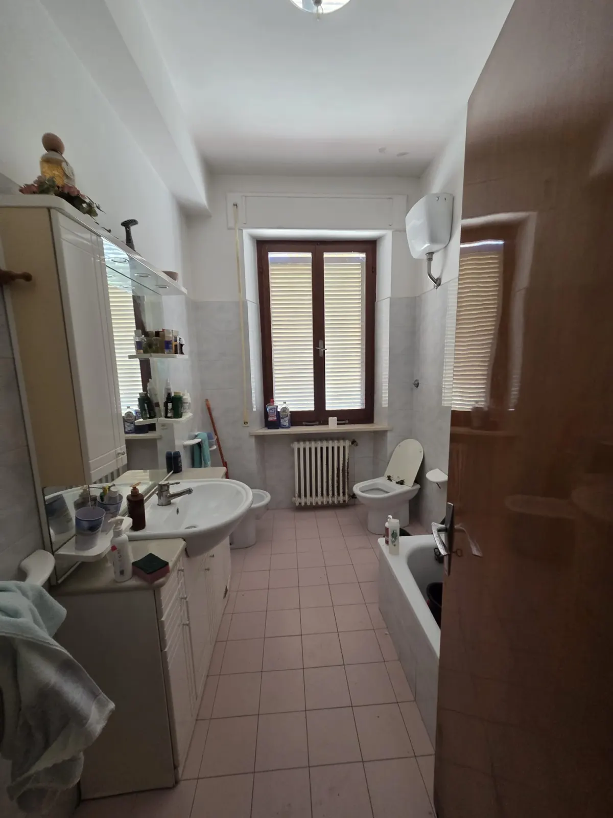Abitazione indipendente di ampia metratura diviso 3 appartamenti con 3 garage e laboratorio di mq. 100 trasformabile in civile abitazione, corte e giardino.  Da ristrutturare Da ristrutturare · foto 28