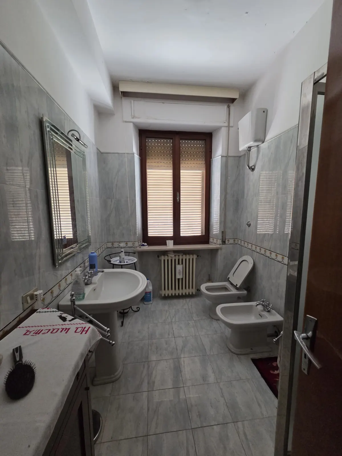 Abitazione indipendente di ampia metratura diviso 3 appartamenti con 3 garage e laboratorio di mq. 100 trasformabile in civile abitazione, corte e giardino.  Da ristrutturare Da ristrutturare · foto 31