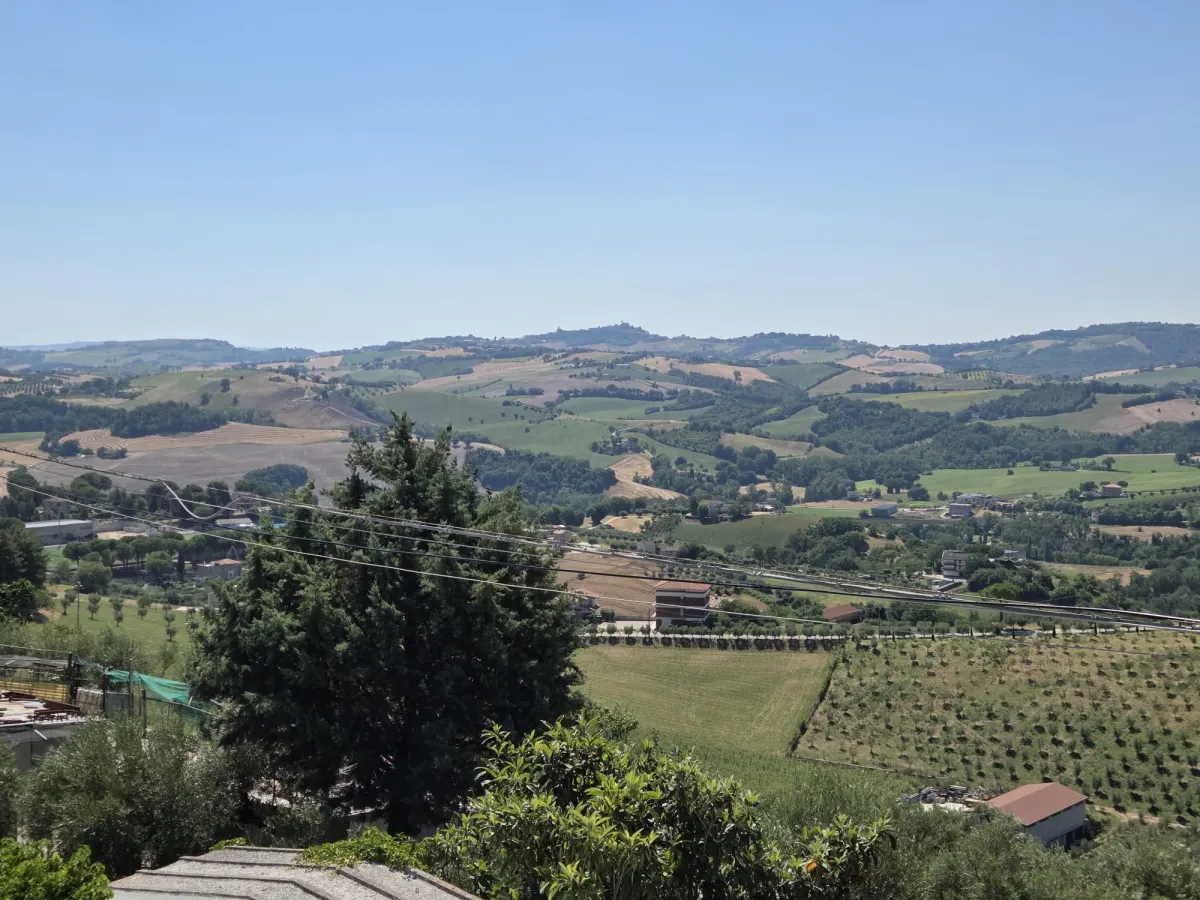 Abitazione indipendente di ampia metratura diviso 3 appartamenti con 3 garage e laboratorio di mq. 100 trasformabile in civile abitazione, corte e giardino.  Da ristrutturare Da ristrutturare · foto 35