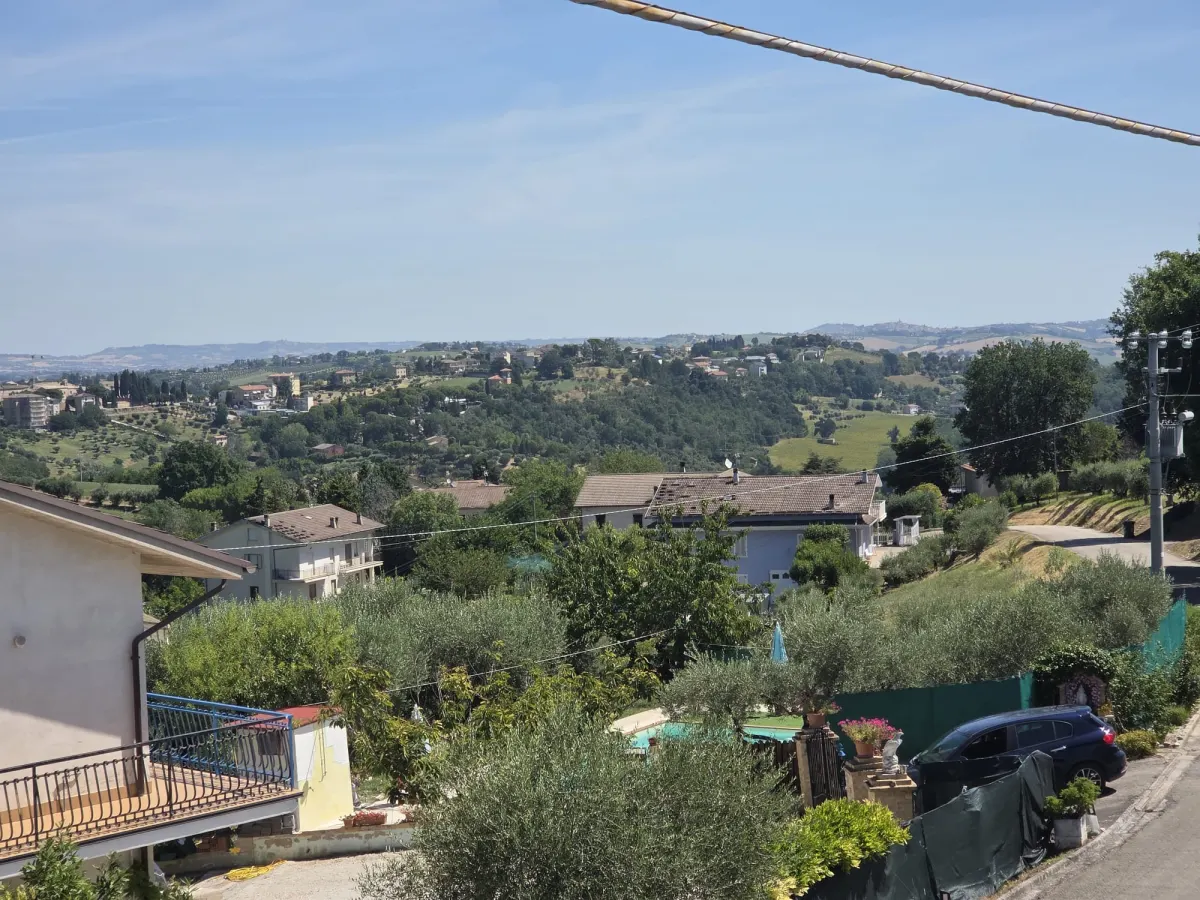 Abitazione indipendente di ampia metratura diviso 3 appartamenti con 3 garage e laboratorio di mq. 100 trasformabile in civile abitazione, corte e giardino.  Da ristrutturare Da ristrutturare · foto 36
