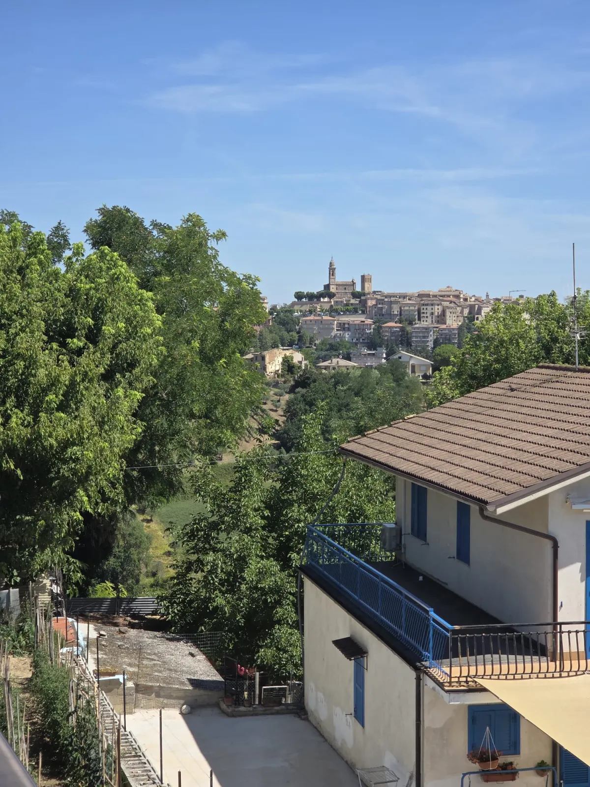 Abitazione indipendente di ampia metratura diviso 3 appartamenti con 3 garage e laboratorio di mq. 100 trasformabile in civile abitazione, corte e giardino.  Da ristrutturare Da ristrutturare · foto 37