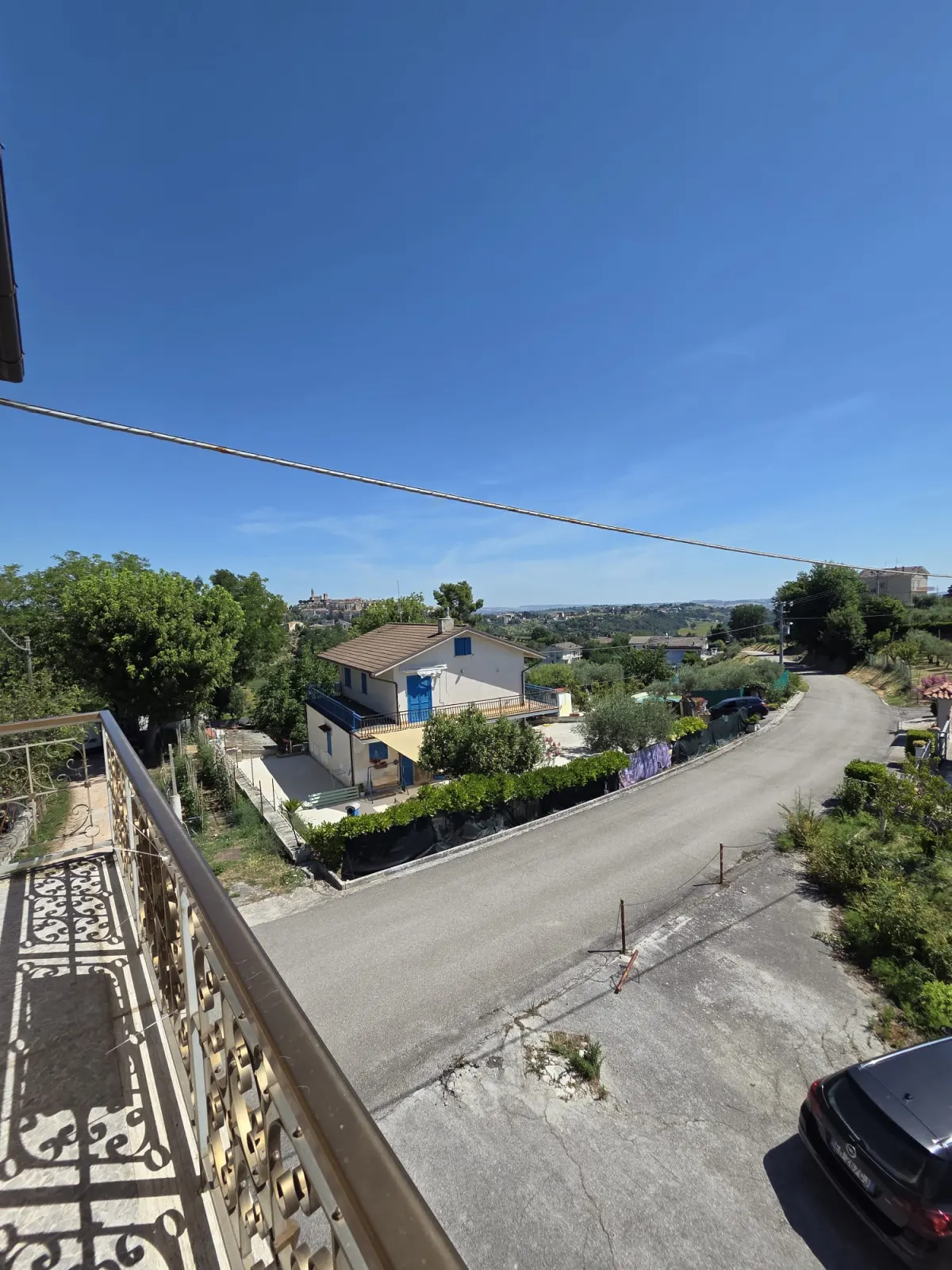 Abitazione indipendente di ampia metratura diviso 3 appartamenti con 3 garage e laboratorio di mq. 100 trasformabile in civile abitazione, corte e giardino.  Da ristrutturare Da ristrutturare · foto 38