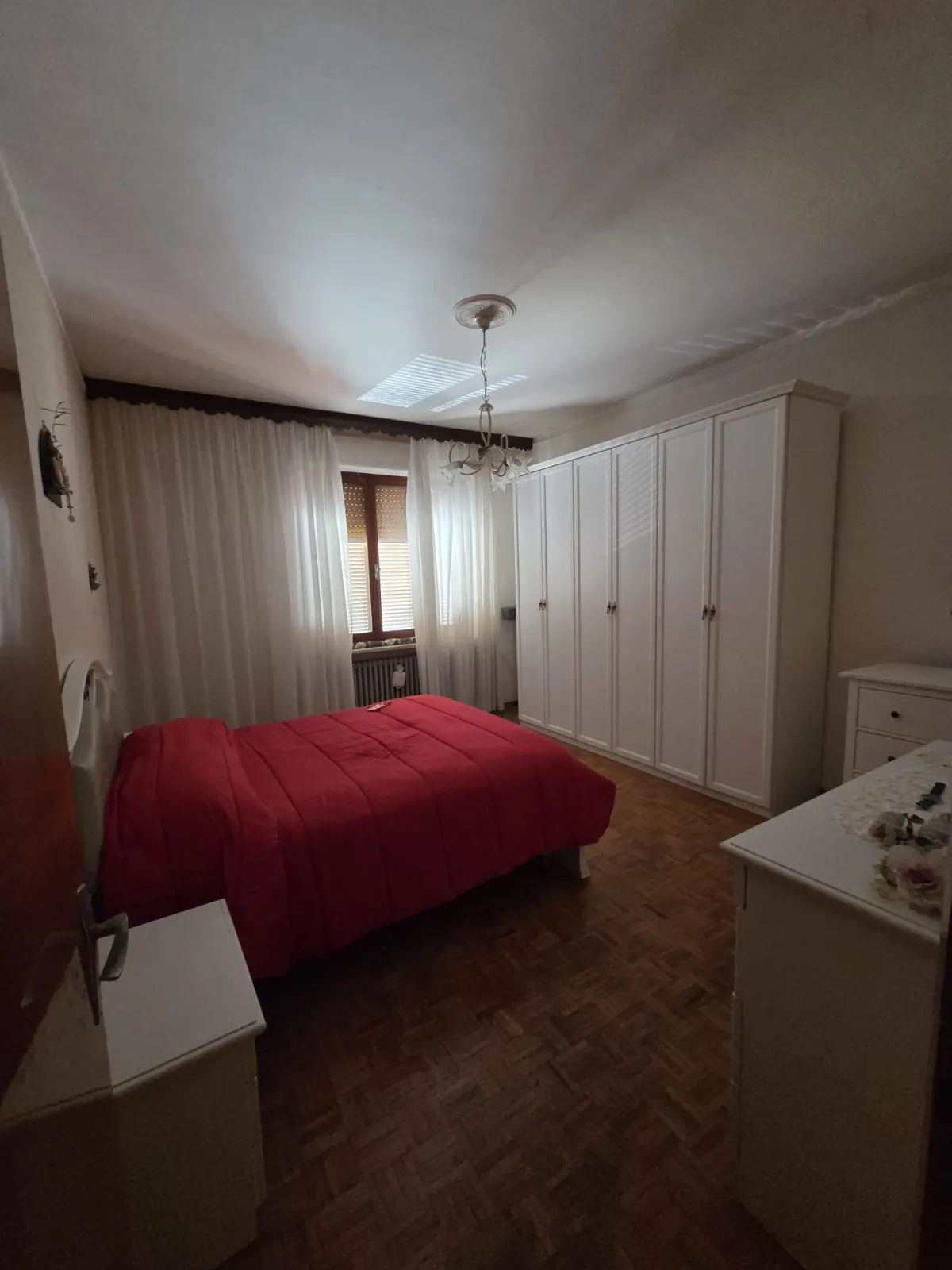 Abitazione indipendente di ampia metratura diviso 3 appartamenti con 3 garage e laboratorio di mq. 100 trasformabile in civile abitazione, corte e giardino.  Da ristrutturare Da ristrutturare · foto 39