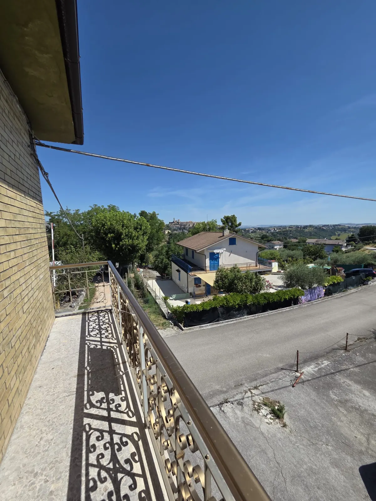 Abitazione indipendente di ampia metratura diviso 3 appartamenti con 3 garage e laboratorio di mq. 100 trasformabile in civile abitazione, corte e giardino.  Da ristrutturare Da ristrutturare · foto 40