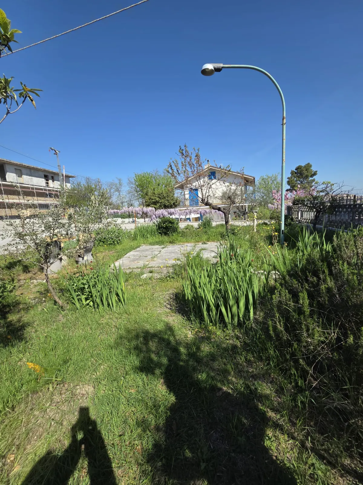 Abitazione indipendente di ampia metratura diviso 3 appartamenti con 3 garage e laboratorio di mq. 100 trasformabile in civile abitazione, corte e giardino.  Da ristrutturare Da ristrutturare · foto 6