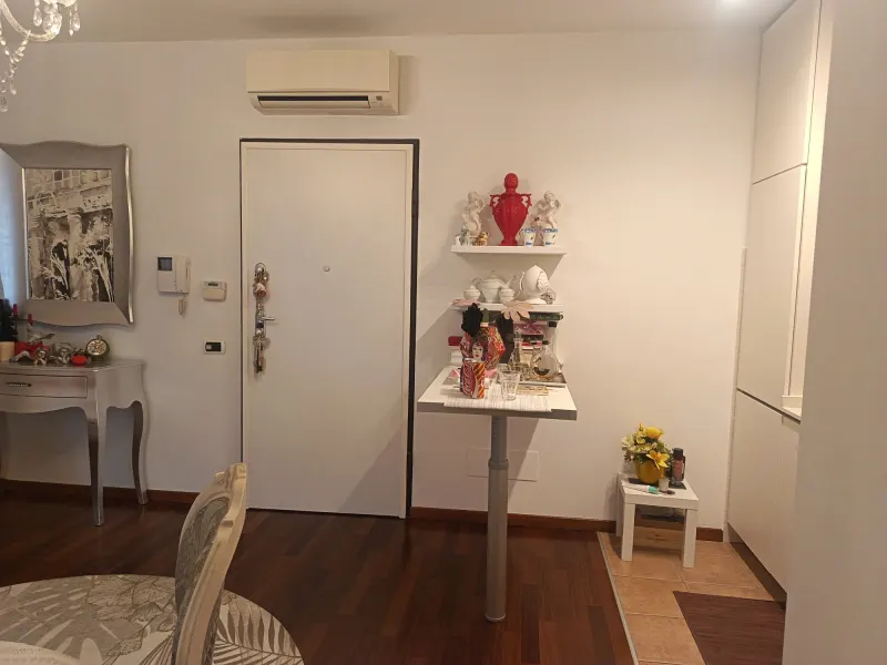 Bilocale completamente arredato con terrazzo affitto fin da subito Luglio-Agosto eventuale Settembre.Info Martina Tel.379/2790714 · foto 2