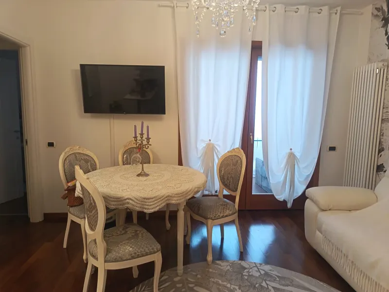 Bilocale completamente arredato con terrazzo affitto fin da subito Luglio-Agosto eventuale Settembre.Info Martina Tel.379/2790714 · foto 3