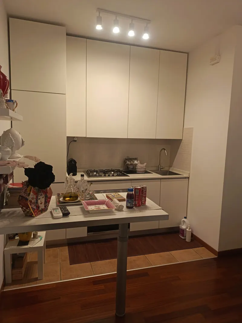Bilocale completamente arredato con terrazzo affitto fin da subito Luglio-Agosto eventuale Settembre.Info Martina Tel.379/2790714 · foto 5