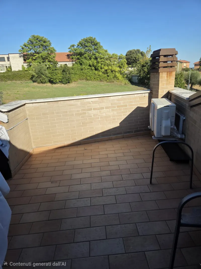 Appartamento bilocale mansardato in elegante condominio, luminosissimo, con terrazzo panoramico, cantina e posto auto. Parzialmente arredato.No ascensore. · foto 3