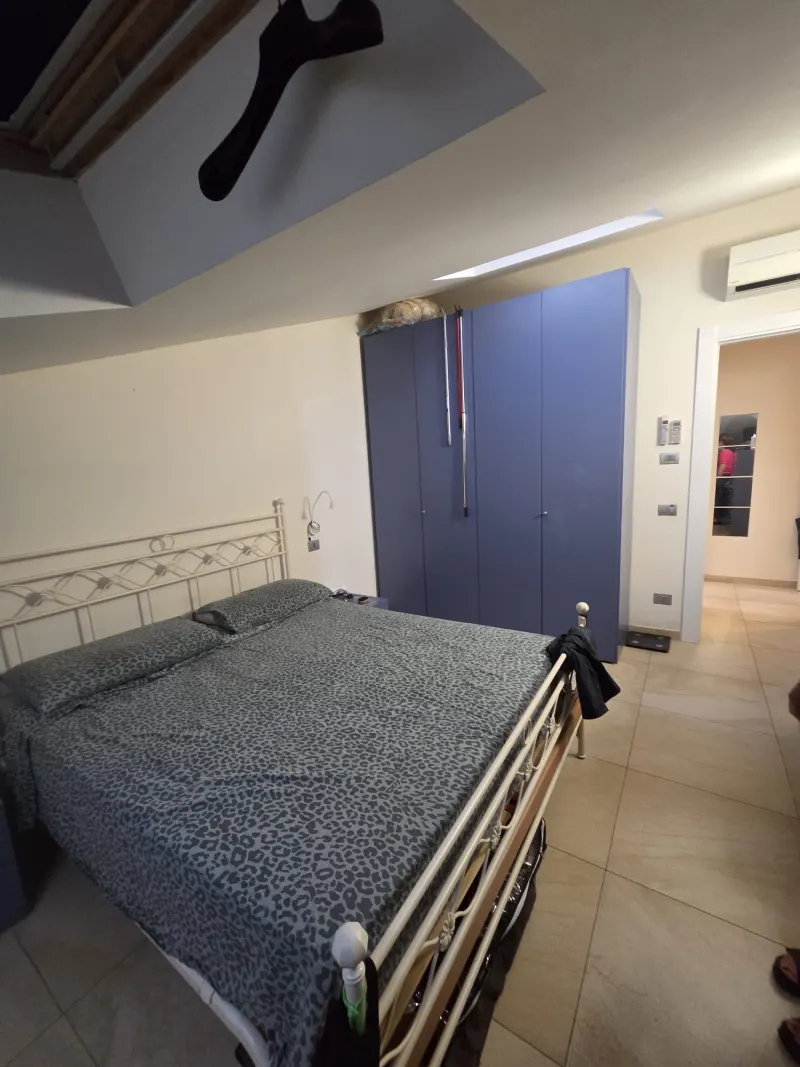 Appartamento bilocale mansardato in elegante condominio, luminosissimo, con terrazzo panoramico, cantina e posto auto. Parzialmente arredato.No ascensore. · foto 4