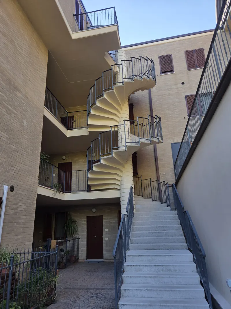 Appartamento bilocale mansardato in elegante condominio, luminosissimo, con terrazzo panoramico, cantina e posto auto. Parzialmente arredato.No ascensore. · foto 5