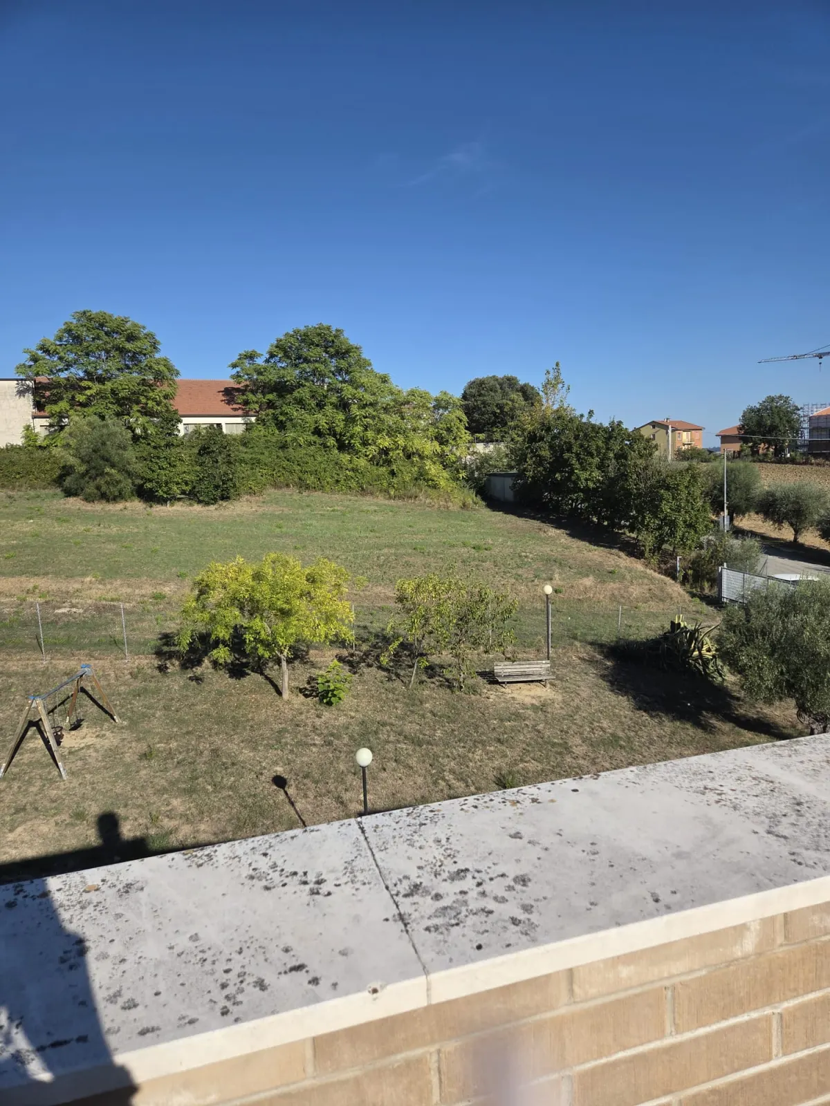 Appartamento bilocale mansardato in elegante condominio, luminosissimo, con terrazzo panoramico, cantina e posto auto. Parzialmente arredato.No ascensore. · foto 6