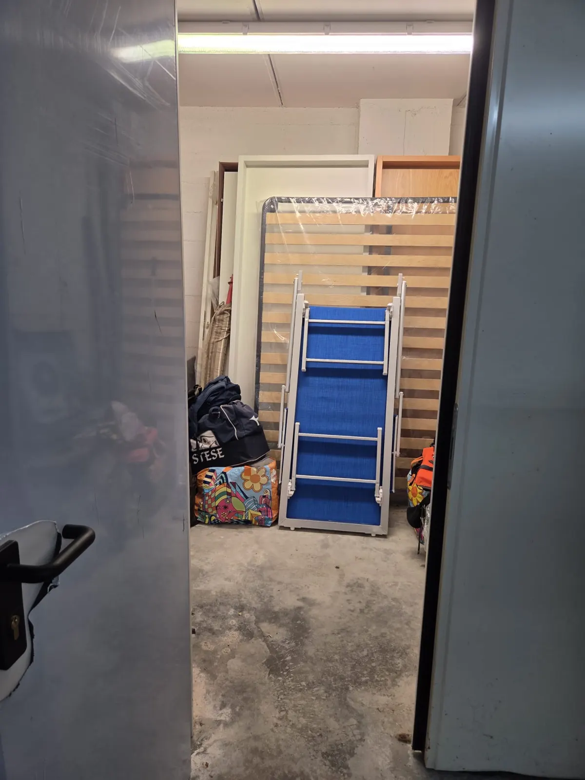 Appartamento bilocale mansardato in elegante condominio, luminosissimo, con terrazzo panoramico, cantina e posto auto. Parzialmente arredato.No ascensore. · foto 8