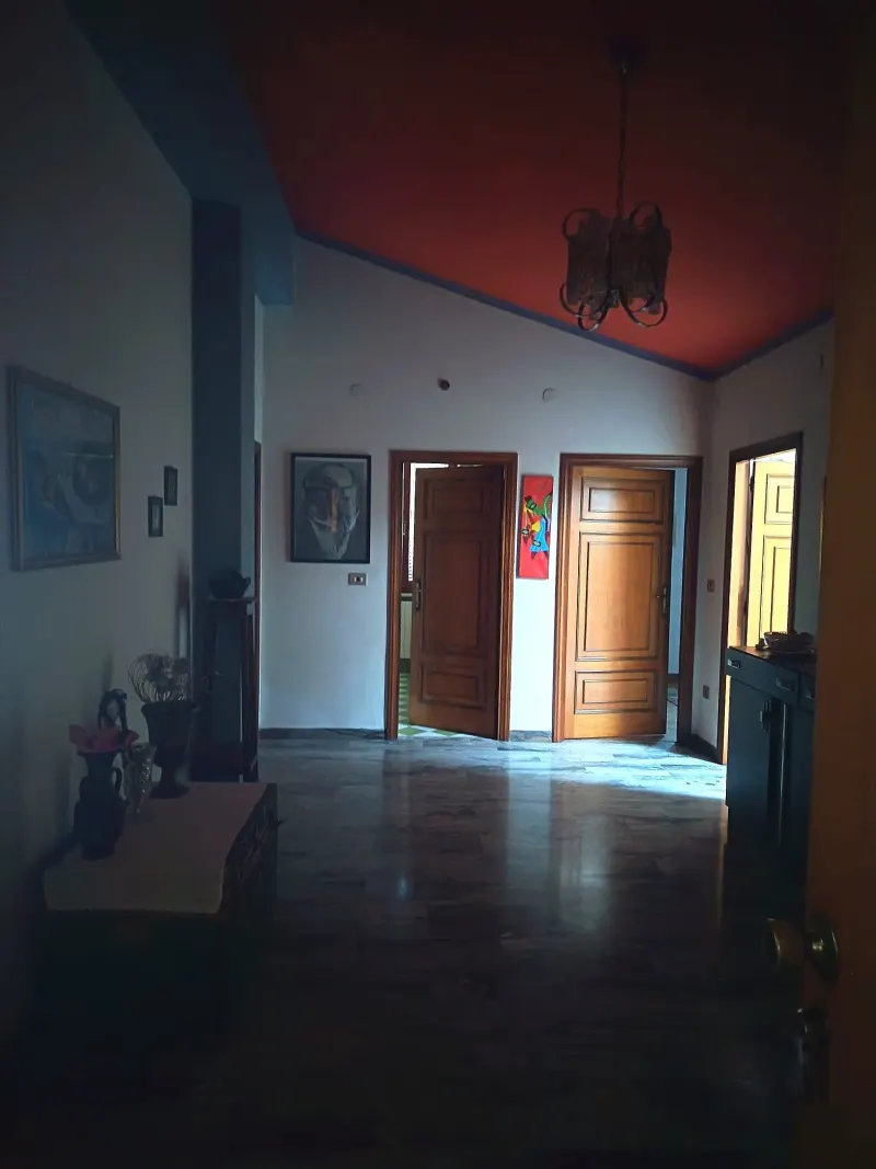 Casa Indipendente di 3 piani+ mansarda con laboratorio al P. Terra e grande garage doppio a Montegranaro